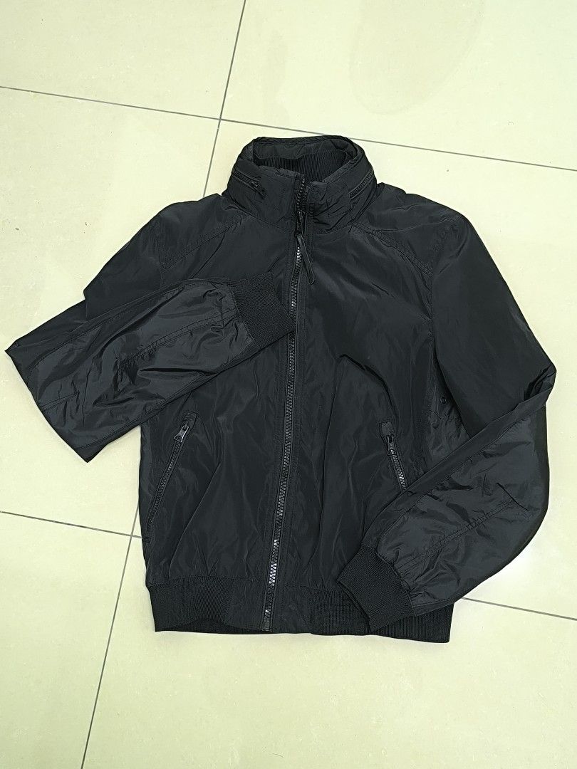 Mango Man Basic Jacket - XS (Category: Coats, Jackets and Outerwear) located in Kuala Lumpur. Submitted by nidsell.tings (Listing ID 1399417166, Image 1). Description: Black Mango Man Basic jacket in size XS. Features a full zipper, side pockets, and a stand-up collar. Made in Vietnam. Material: Polyester & Polyamide. Great for layering!.