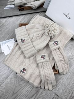 MONCLER 福利好物【圍巾帽子帶毛球手套 】三件套套裝簡單大氣是這款_07Ig64228976745347110