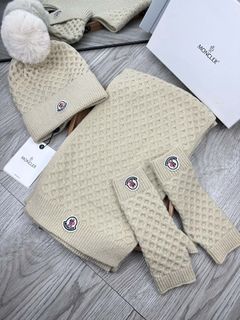 MONCLER 福利好物【圍巾帽子帶毛球手套 】三件套套裝簡單大氣是這款_47i8A64228976738563110