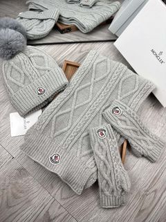 MONCLER 福利好物【圍巾帽子帶毛球手套 】三件套套裝簡單大氣是這款_AGjBw64228976726145110