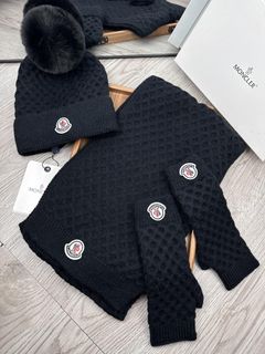 MONCLER 福利好物【圍巾帽子帶毛球手套 】三件套套裝簡單大氣是這款_otiVA64228976691330110