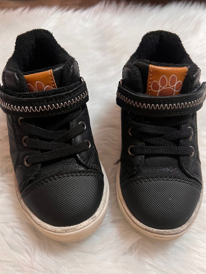 Peanuts Snoopy Toddler Shoes Size 24 (Category: Babies & Kids Fashion) located in Lubao. Submitted by mioreecollection (Listing ID 1399388093, Image 1). Description: Design nya po ung parang black sa gilid ng shoes - Snoopy toddler shoes - Size: EU 24 / US 6 - Closure: Velcro strap and laces - Color: Black and white with brown accents - Design: Snoopy graphic on insole - Condition: Soles show some wear.