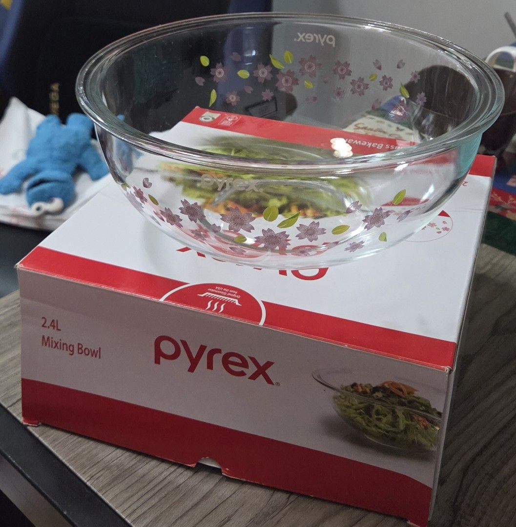 Pyrex 2.4L Mixing Bowl (Category: Other Kitchenware & Tableware) located in Manila. Submitted by sterling_grace (Listing ID 1399334924, Image 1). Description: - Pyrex mixing bowl - 2.4L capacity - Features a charming floral design - Made of clear glass - Includes original box - Ideal for mixing ingredients or serving salads.