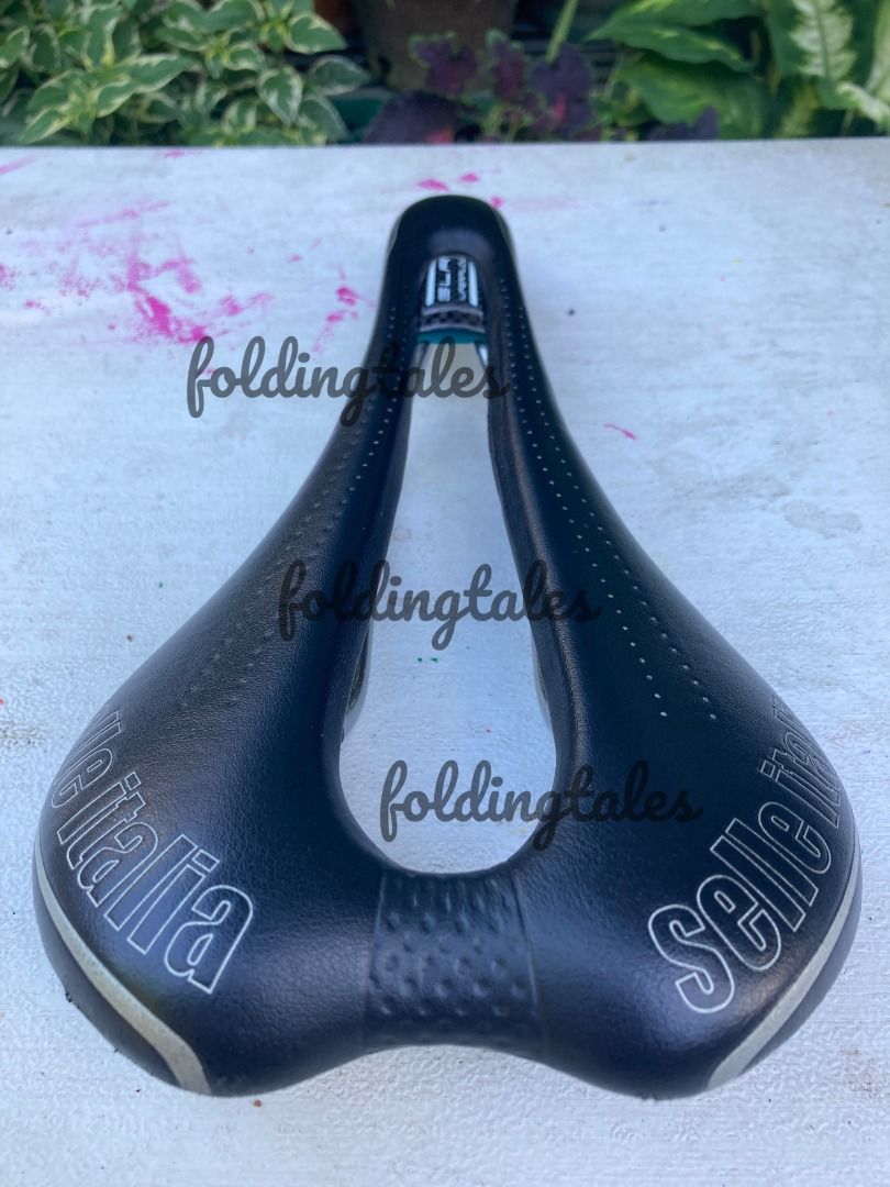Selle Italia SLR TM Superflow Saddle (Category: Bicycles) located in Quezon City. Submitted by i4nt4n (Listing ID 1399301118, Image 2). Description: - Selle Italia SLR Superflow saddle - Black color - Silver rails - Carbon fiber detail with SLR Superflow branding - Center cutout for pressure relief.