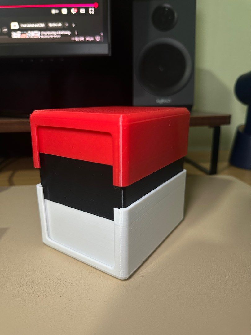 Toploader Case (Category: Trading Cards Accessories) located in Singapore. Submitted by gxxlx (Listing ID 1399348396, Image 2). Description: Can fit 60 top loaders in the case At the back of the case you have a extra slot to display one top loader of your choice Nice to store cards that you don’t often take out and at the same time want to display one special card Self collect at my place .