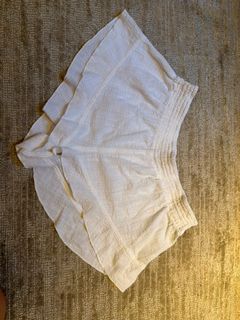 Urban Outfitters 白色迷你短褲64226446659587110