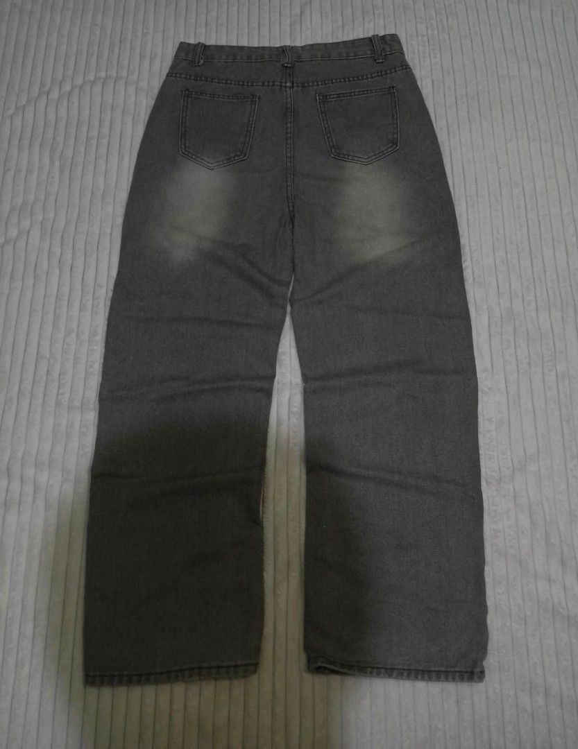 Vintage Washed Baggy Jeans (Category: Jeans) located in Baguio. Submitted by commedesarchives (Listing ID 1399394672, Image 2). Description: Vintage Washed •W28, L41, Leg op10 color may vary due to lighting Nego hmu!.