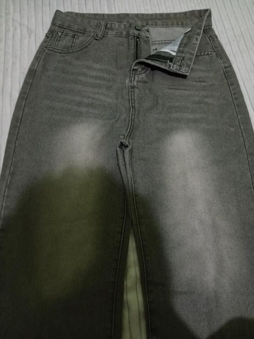 Vintage Washed Baggy Jeans (Category: Jeans) located in Baguio. Submitted by commedesarchives (Listing ID 1399394672, Image 3). Description: Vintage Washed •W28, L41, Leg op10 color may vary due to lighting Nego hmu!.