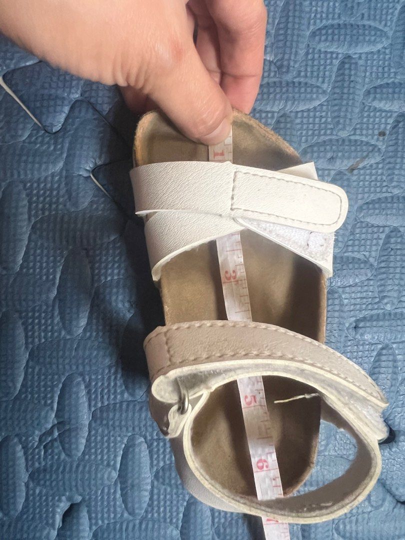 White Sandals for Girls (Category: Flats & Sandals) located in Malabon City. Submitted by bini_mini (Listing ID 1372738662, Image 3). Description: .