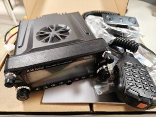 ZASTONE D9000 Transceptor de doble banda con panel separable