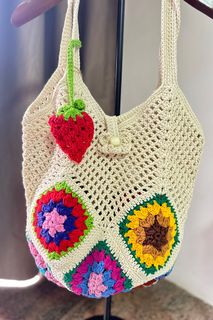 人手鉤針編織花朵手提包(每款只有一個)，草莓掛飾+$3064237768577409110