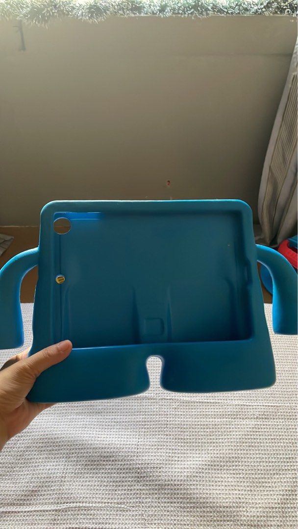 6th Gen iPad case (Category: Cases & Sleeves) located in Manila. Submitted by csg86 (Listing ID 1399608968, Image 1). Description: Used good condition.