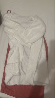 粉色吊帶裙配白色毛絨披肩64241281142145110