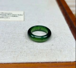 墨綠色玉石戒指64242127534465110