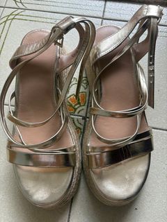 金色涼鞋64243207652739110