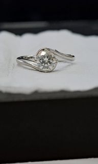 平到嚇死人
18k白金周大福主品74份鑽石介子
冇証约G-H色， SI淨度
13号圈,淨石6800元，連厚金托9800元64238734825729110