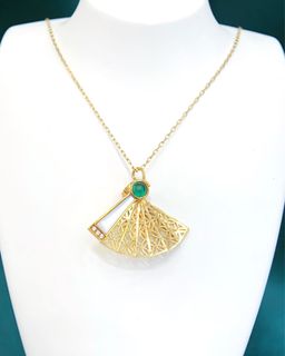 Gold prices hit a new high again! The entire line will soon be price increased đ! Stock available at current price, once sold out no restocking at the same price đ! 18k Gold Necklace 0.12ct emerald & MOP, price 2990HKD Last piece in stock! Stylish 18K gold necklace! 3D cute fan-shaped design, 0.12ct emerald & white mother of pearl! Complete set with chain, only one piece left, selling at 2990HKD only đ64237768902275110