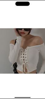 一字肩白色上衣 長袖 胸前 綁帶64238418989954110