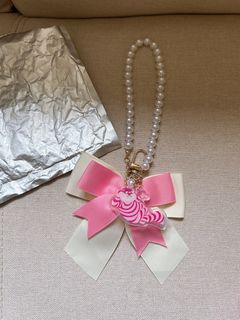 珍珠尋寶蝴蝶結匙扣掛飾 🎀😸 妙妙貓柴郡貓迪士尼生蠔BB機繩掛飾朗豪坊愛麗絲夢遊仙境 💖 Cheshire Cat Alice in Wonderland BB Disney Oyster Baby Ribbon Pearl Charm kc Keychain64241807629698110