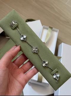 ✨現貨  Van Cleef & Arpels laser-engraved five-flower bracelet64239925311618110