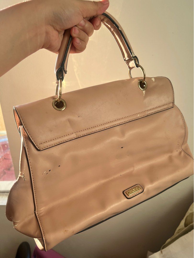 ALDO TOP HANDLE BAG KHAKI w/ flaws (Category: Shoulder Bags) located in Bulacan. Submitted by akcoliva (Listing ID 1399579468, Image 2). Description: Loc . Sjdm bulacan Mod: same day delivery lala move / grab Jnt (defenda on your loc).