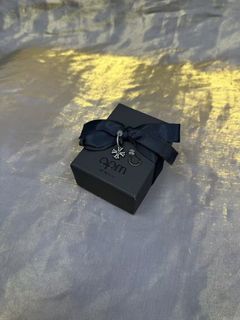 apm 密鑲滿鑽十字架不對稱圈形耳環 情人節 生日禮物64239408368258110