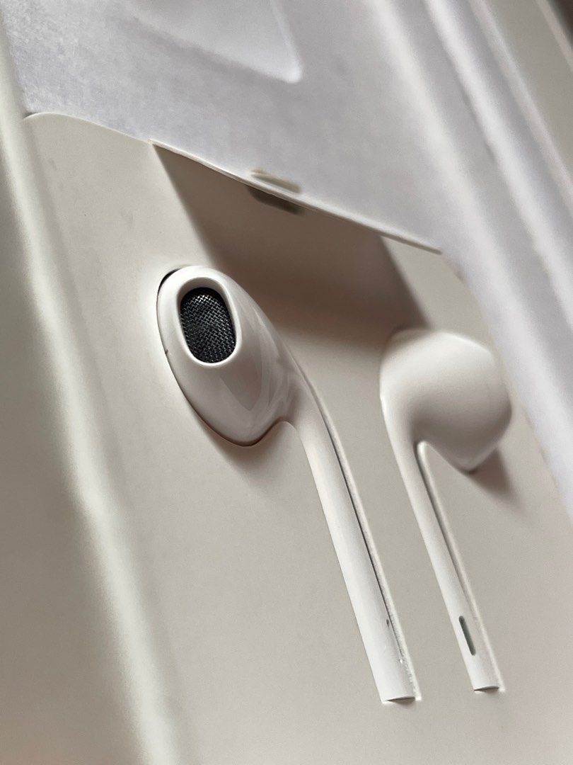 Authentic Apple Wired Lightning Earphone Original (Category: Earphones) located in Lucena. Submitted by allan_rld (Listing ID 1399526792, Image 1). Description: good day, sold out na po ang ating original apple lightning earphones! next year na po ulit ang dating ng new batch :) for the mean time, kayo na po unang makaka alam pag nag restock ulit since nag uupdate po ako sa mga customers Brand New and Authentic - money back if proven fake Straigh