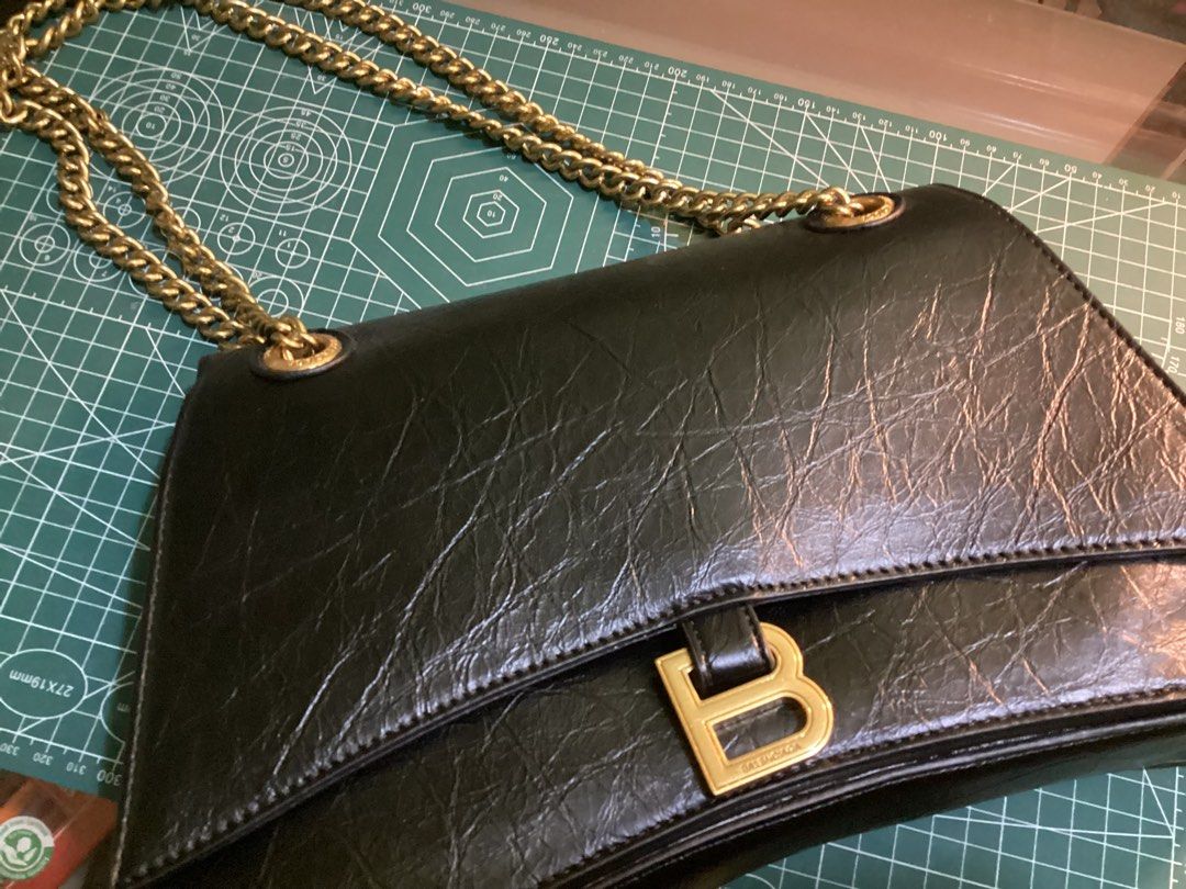 Balenciaga Black Shoulder Bag (Category: Luxury Bags & Wallets) located in Quezon City. Submitted by BagsAndBooks (Listing ID 1399555389, Image 2). Description: .