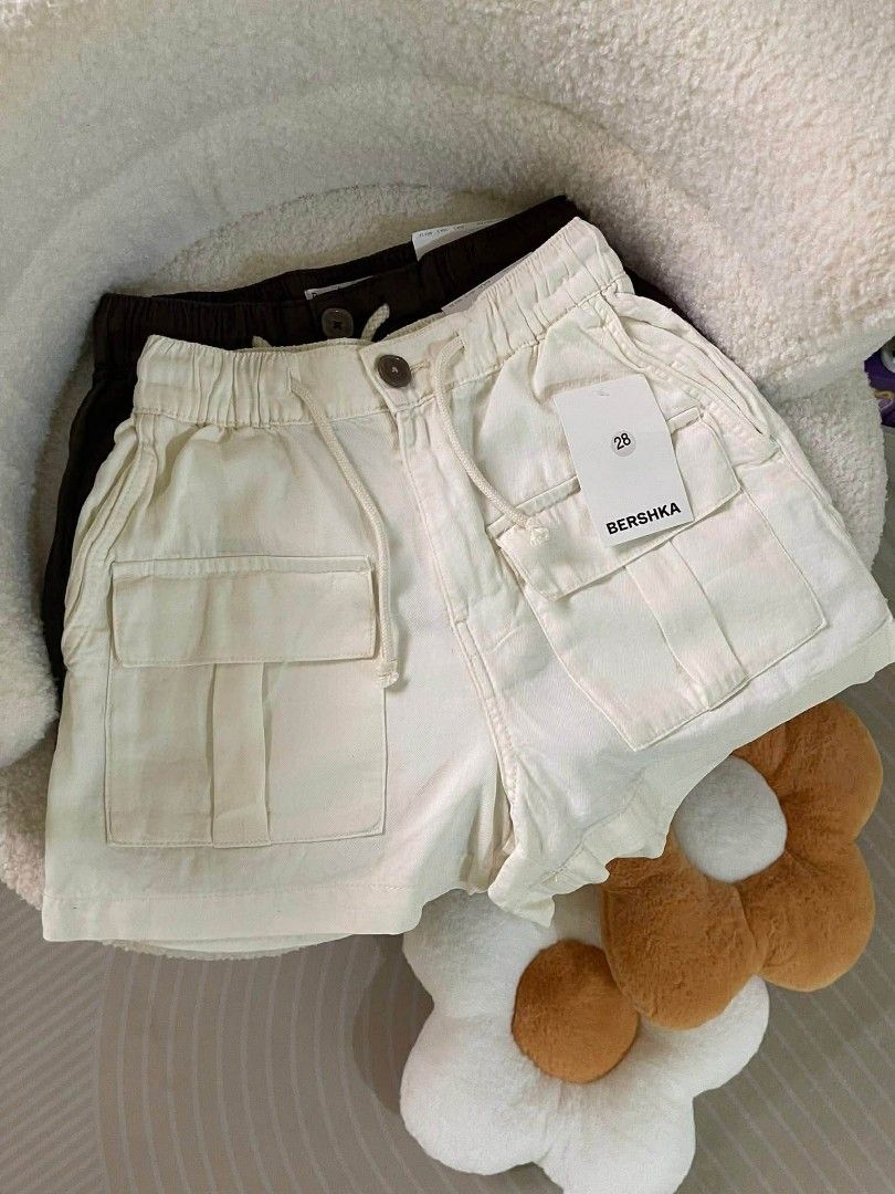 BERSHKA Cargo Shorts (Brown/Cream) (Category: Shorts) located in Manila. Submitted by urbanrestyle (Listing ID 1399496933, Image 1). Description: 📍 Location: Caloocan 💳 Payment Options: GCash | BPI | Maya | GoTyme 🚚 Delivery Options: Lalamove | J&T | LBC Send a message for more photos 📸 Available sizes: *Off white - 25, 26, 27, 29 *Brown - 25, 26, 27, 28 ⚠️ Reminder ⚠️ All items are sold as-is — no returns, no refunds. Make sure to check the 