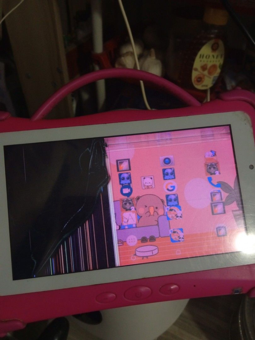 Broken tablet for kids (Category: Android) located in Cainta. Submitted by ziannika28 (Listing ID 1399423328, Image 1). Description: Naoopen and touch pa broken LCD need repair naapakan ng toddler may scratch yung design sa likod.