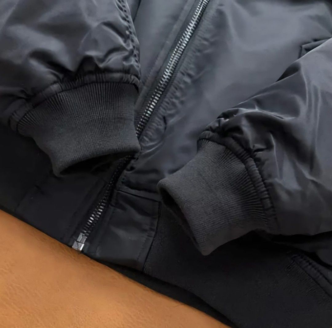 Carhartt Wip X Kiyonaga&Co 日綫重磅聯名加厚MA1 外套夾克棉服 （分類：外套及戶外衣服）位於 Hong Kong。 由 funsselling 提交（商品編號 1399466547，圖片 9）。簡介： 面料採用高強度尼龍 有質感防潑水 內里厚棉填充 保溫防寒 側面有標誌性金標刺繡 口袋拉鍊有特殊織帶 背後有黑色刺繡KIYONAGA 字母logo 尺碼: S-XL 男女同款。