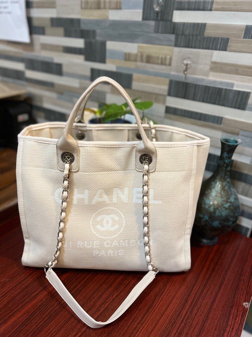 Chanel Handbag (Category: Luxury Bags & Wallets) located in Candelaria. Submitted by sac_du_jour (Listing ID 1399595075, Image 3). Description: .