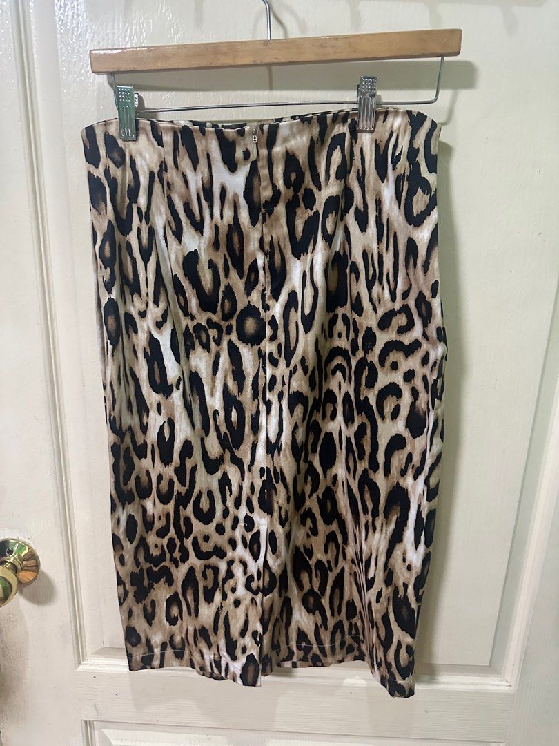 Christiana Leopard Print Skirt - Size M (Category: Skirts) located in Quezon City. Submitted by eycheng (Listing ID 1399541349, Image 2). Description: - Christiana leopard print skirt - Pencil skirt design - Size: M - Back zipper closure - Color palette: Black, brown, and white spots Waist 30” Length 27” Payment via bdo, bpi or gcash Buyer shoulders shipping .