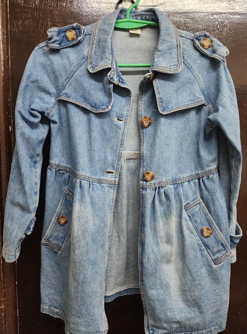 Denim Jacket with Button Details (Category: Coats, Jackets and Outerwear) located in Las Pinas. Submitted by yramerim (Listing ID 1399534617, Image 2). Description: Size: small to medium Mode of payment: Gcash,maya or rcbc Courier: LBC PLEASE MANAGE YOUR EXPECTATIONS. PRELOVED ITEMS NO CANCELLATION NO COD NO RETURN/NO EXCHANGE - Stylish denim jacket - Unique button details - Classic collar - Long sleeves - Flattering fit - Button closures on fron