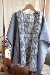 FENDI 芬迪 SS23 Logo 圖案滿印兩面穿連帽斗篷披風灰色64238735879683110