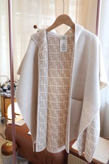 FENDI 芬迪 SS23 Logo 圖案滿印兩面穿連帽斗篷披風64238735873794110