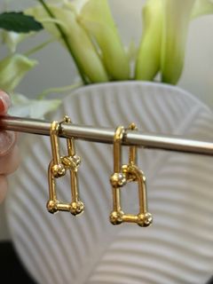 金色U形耳環64237565074947110