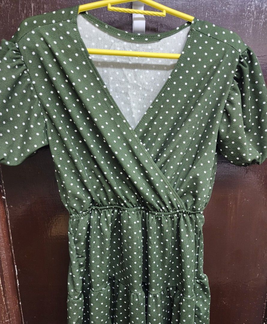 Green Polka Dot Dress (Category: Dresses) located in Las Pinas. Submitted by yramerim (Listing ID 1399530722, Image 2). Description: Size: small to medium Mode of payment: Gcash,maya or rcbc Courier: LBC PLEASE MANAGE YOUR EXPECTATIONS. PRELOVED ITEMS NO CANCELLATION NO COD NO RETURN/NO EXCHANGE - Dark green midi dress - White polka dot print - Flattering V-neck - Short, puffed sleeves - Elasticated waist - Tiered skirt - Lightweight fabric - Per