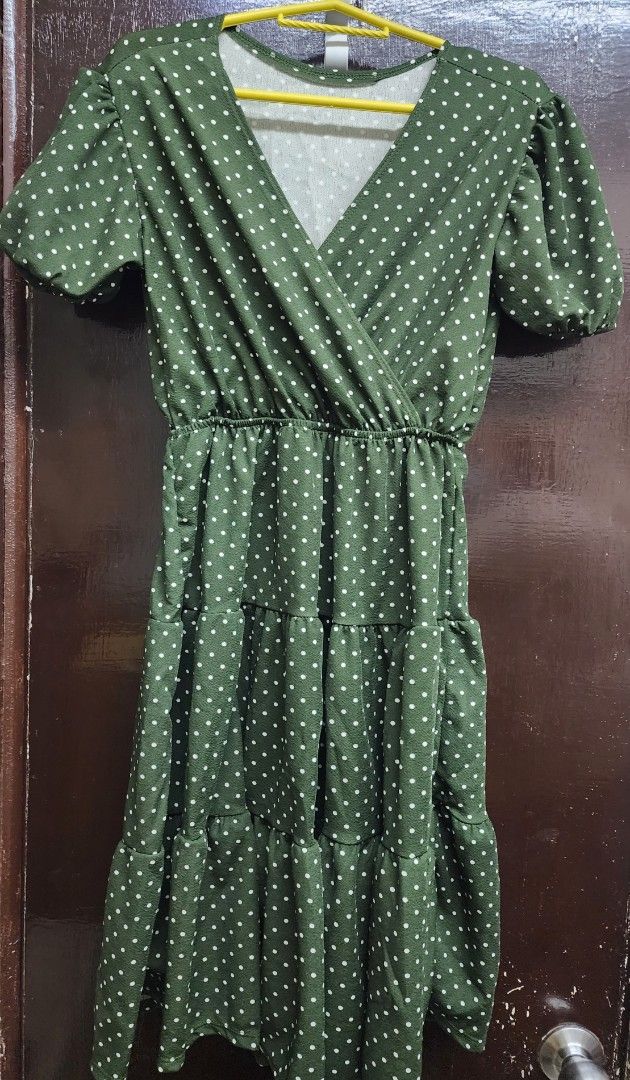 Green Polka Dot Dress (Category: Dresses) located in Las Pinas. Submitted by yramerim (Listing ID 1399530722, Image 1). Description: Size: small to medium Mode of payment: Gcash,maya or rcbc Courier: LBC PLEASE MANAGE YOUR EXPECTATIONS. PRELOVED ITEMS NO CANCELLATION NO COD NO RETURN/NO EXCHANGE - Dark green midi dress - White polka dot print - Flattering V-neck - Short, puffed sleeves - Elasticated waist - Tiered skirt - Lightweight fabric - Per
