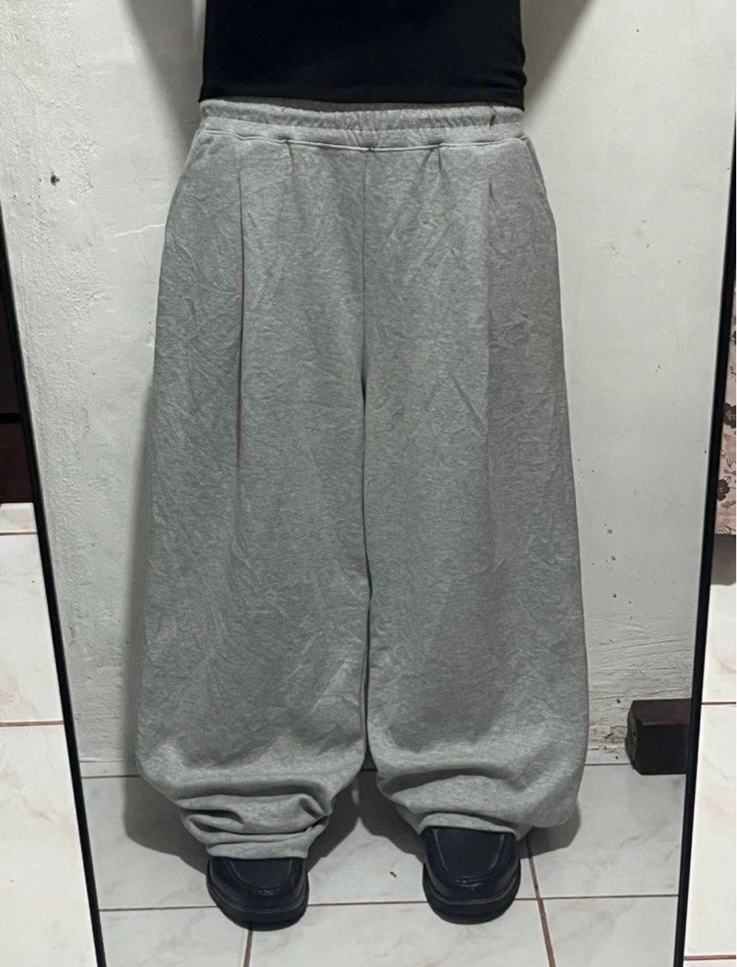 GREY BAGGY SWEATPANTS (Category: Jeans) located in Candon. Submitted by y2kchocothrift (Listing ID 1399578451, Image 1). Description: GREY BAGGY SWEATPANTS DIMES (inch 0 start) W- free L- 41 T- 16 H- 10 fav, super good fittings heavy, thick flawless.