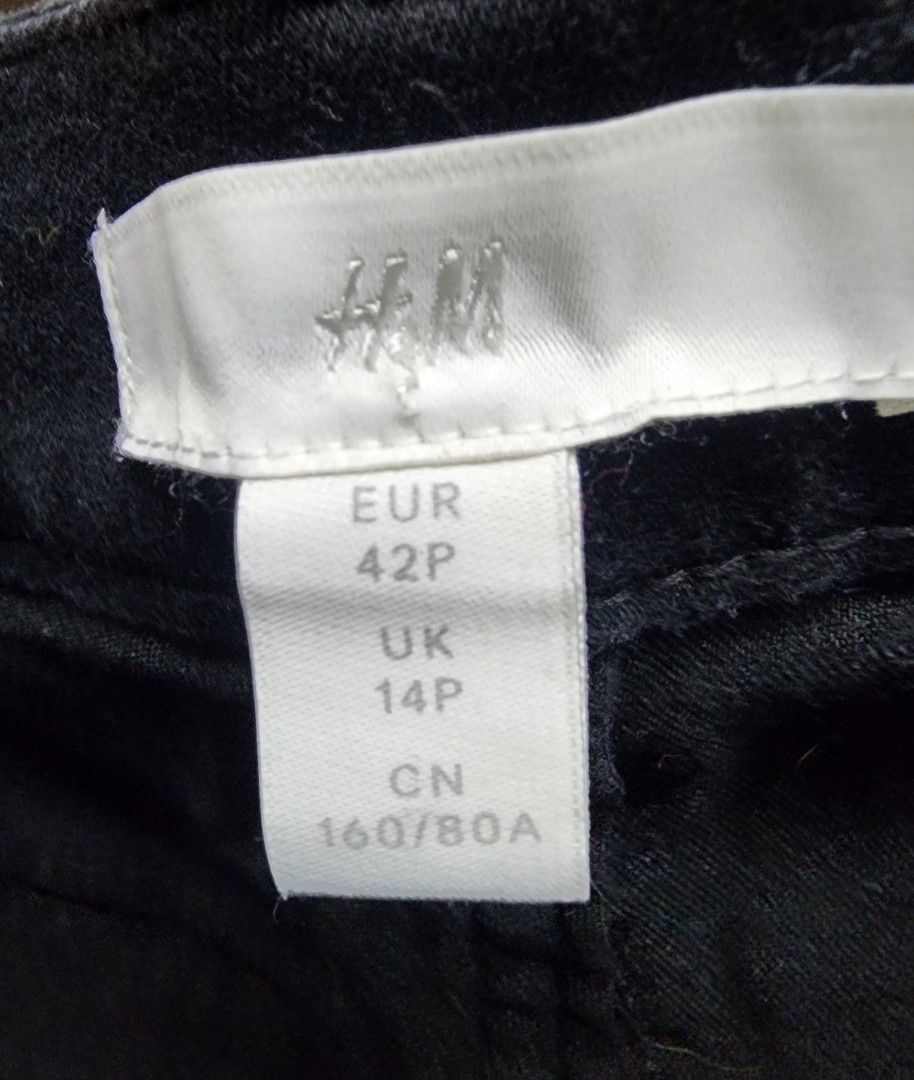 H&M Black Jeans - EUR 42P (Category: Jeans) located in Las Pinas. Submitted by yramerim (Listing ID 1399536902, Image 3). Description: Size: Mode of payment: Gcash,maya or rcbc Courier: LBC PLEASE MANAGE YOUR EXPECTATIONS. PRELOVED ITEMS NO CANCELLATION NO COD NO RETURN/NO EXCHANGE - H&M black jeans - Size: EUR 42P, UK 14P, CN 160/80A - Classic five-pocket design - Button and zipper closure - Denim material - Straight leg cut.