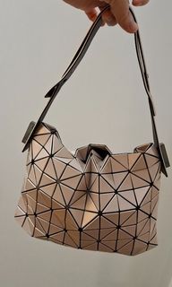 Issey Miyake BaoBao Tote Bag 三宅一生 亮面米色 19.3 * 27.5 * 5.5 cm 有塵袋 現貨64233811947906110