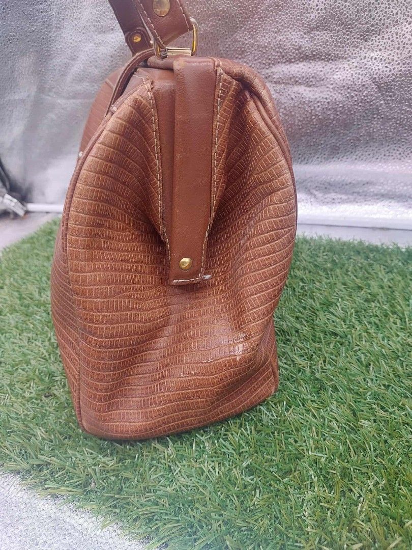 Japan Surplus Doctor’s Bag (Category: Tote Bags) located in Quezon City. Submitted by eilgaraje (Listing ID 1399551919, Image 2). Description: Japan Surplus Doctor’s Bag 💼 Classic at elegant look ✨ May konting mantsa at light scratch lang (halos di pansin 😉) Matibay, spacious, at perfect pang everyday o pang office use! 👉 DM for price 💬.