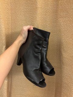 (Category: ) located in . Submitted by dobypreloved (Listing ID 1399491960, Image 1). Description: .