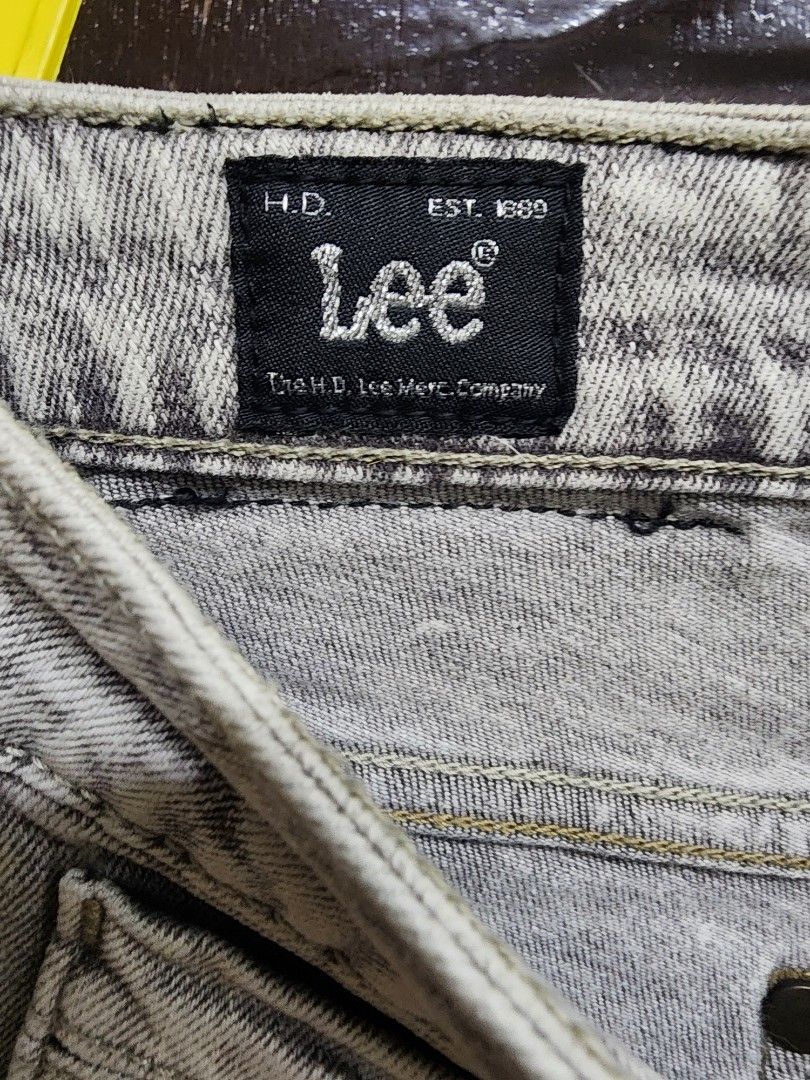 Lee Jeans - ankle length (Category: Jeans) located in Las Pinas. Submitted by yramerim (Listing ID 1399536318, Image 3). Description: Size: 30 Mode of payment: Gcash,maya or rcbc Courier: LBC PLEASE MANAGE YOUR EXPECTATIONS. PRELOVED ITEMS NO CANCELLATION NO COD NO RETURN/NO EXCHANGE - Lee jeans - Light grey wash - Size 30 - Straight leg cut - Classic five-pocket design - Button and zipper closure - 100% cotton.