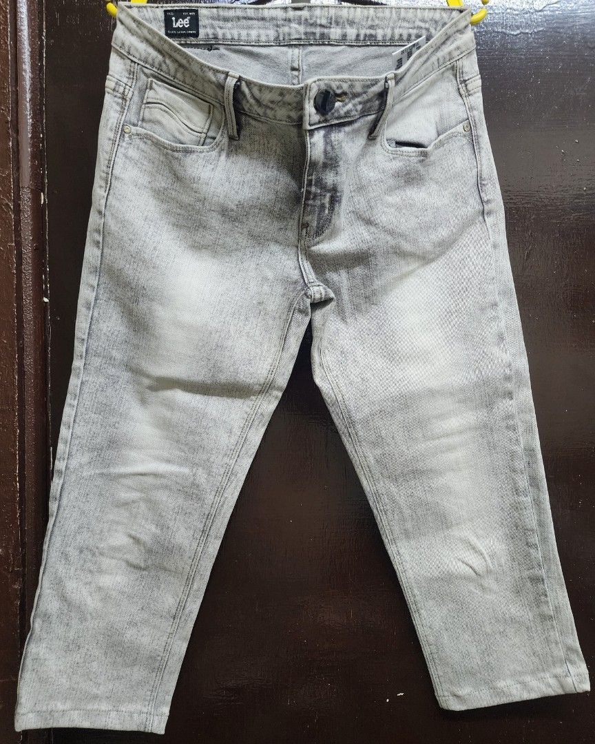 Lee Jeans - ankle length (Category: Jeans) located in Las Pinas. Submitted by yramerim (Listing ID 1399536318, Image 1). Description: Size: 30 Mode of payment: Gcash,maya or rcbc Courier: LBC PLEASE MANAGE YOUR EXPECTATIONS. PRELOVED ITEMS NO CANCELLATION NO COD NO RETURN/NO EXCHANGE - Lee jeans - Light grey wash - Size 30 - Straight leg cut - Classic five-pocket design - Button and zipper closure - 100% cotton.