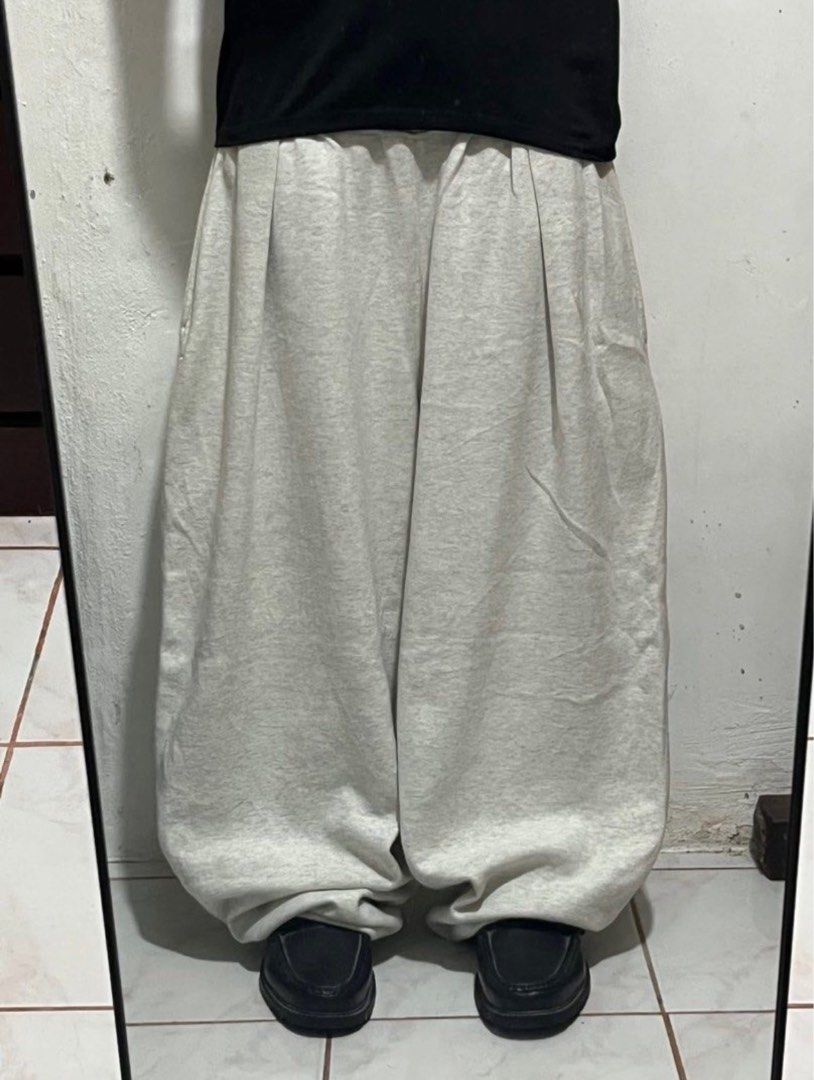 LIGHT ACID GREY BAGGY SWEATPANTS (Category: Jeans) located in Candon. Submitted by y2kchocothrift (Listing ID 1399578707, Image 1). Description: LIGHT ACID GREY BAGGY SWEATPANTS DIMES (inch 0 start) W- free L- 39 T- A16 H- A11 good fittings lightweight, thick .
