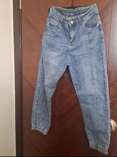 淺色水洗牛仔慢跑褲64241806406145110