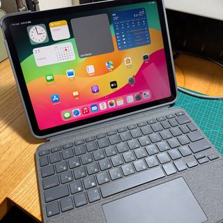 Logitech Combo Touch (iPad not included in the picture)64243046896002110