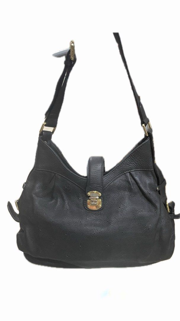 LV hobo bag (Category: Shoulder Bags) located in Paranaque City. Submitted by mura_finds (Listing ID 1399588316, Image 1). Description: .